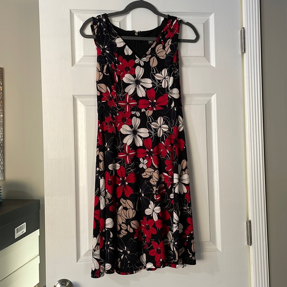 Tommy Hilfiger dress with red white black beige floral pattern v neck size 4